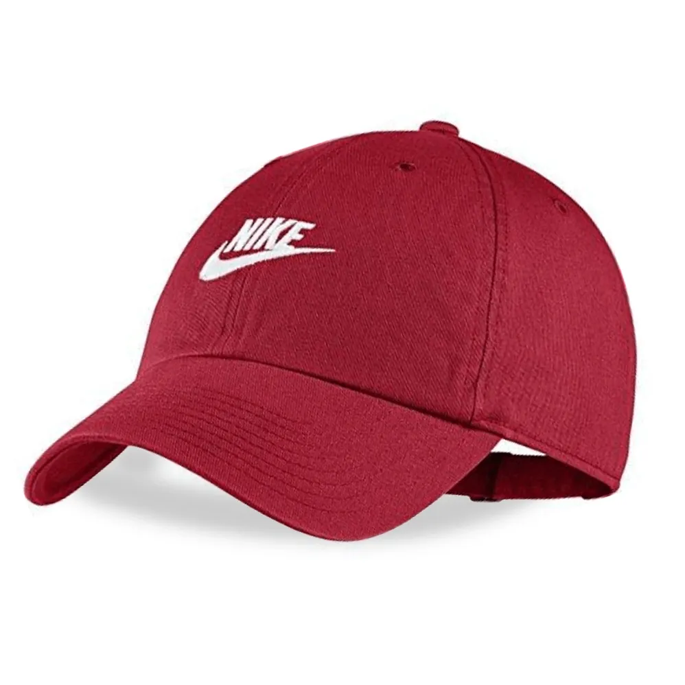 Boné Nike Club Futura Unissex Vinho em ângulo frontal com logo branco